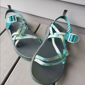 Women’s chacos size 6